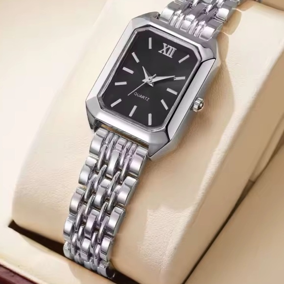 Classic Silver Black Quartz Watch — Black Dial & Linked Bracelet